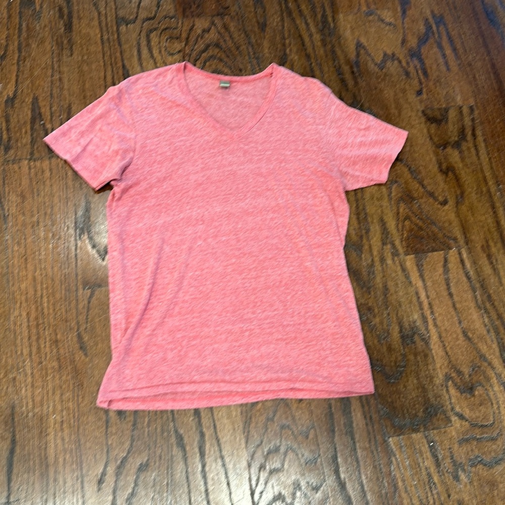 Alternative Earth men’s tee, size large, red/salmon